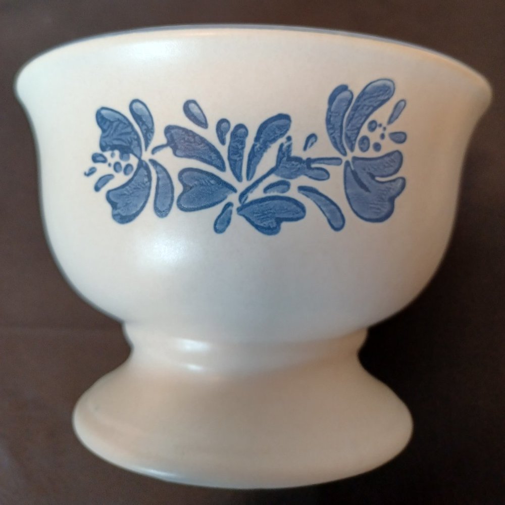 Beautiful Vintage Pfaltzgraff Yorktowne Pedestal Bowl numbered 880. Great Shape!